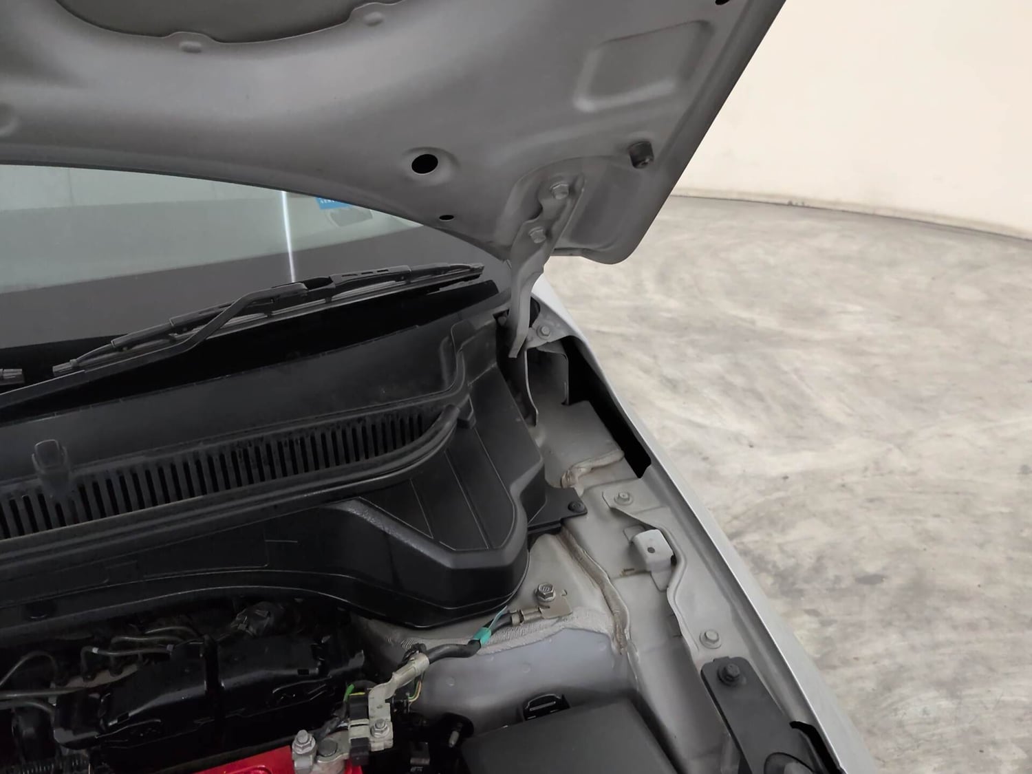 Used 2023 Hyundai i20 Asta (O) 1.2 IVT Petrol Automatic engine ENGINE LEFT SIDE HINGE & APRON VIEW