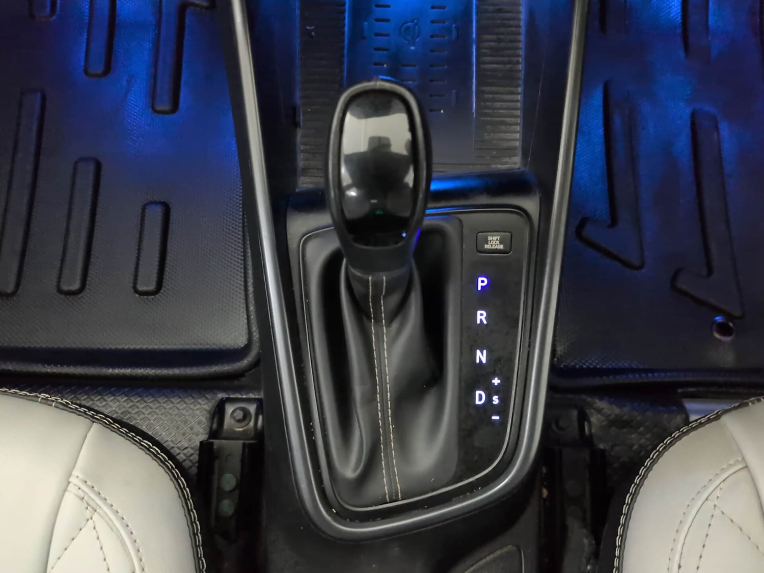 Used 2023 Hyundai i20 Asta (O) 1.2 IVT Petrol Automatic interior GEAR  KNOB VIEW