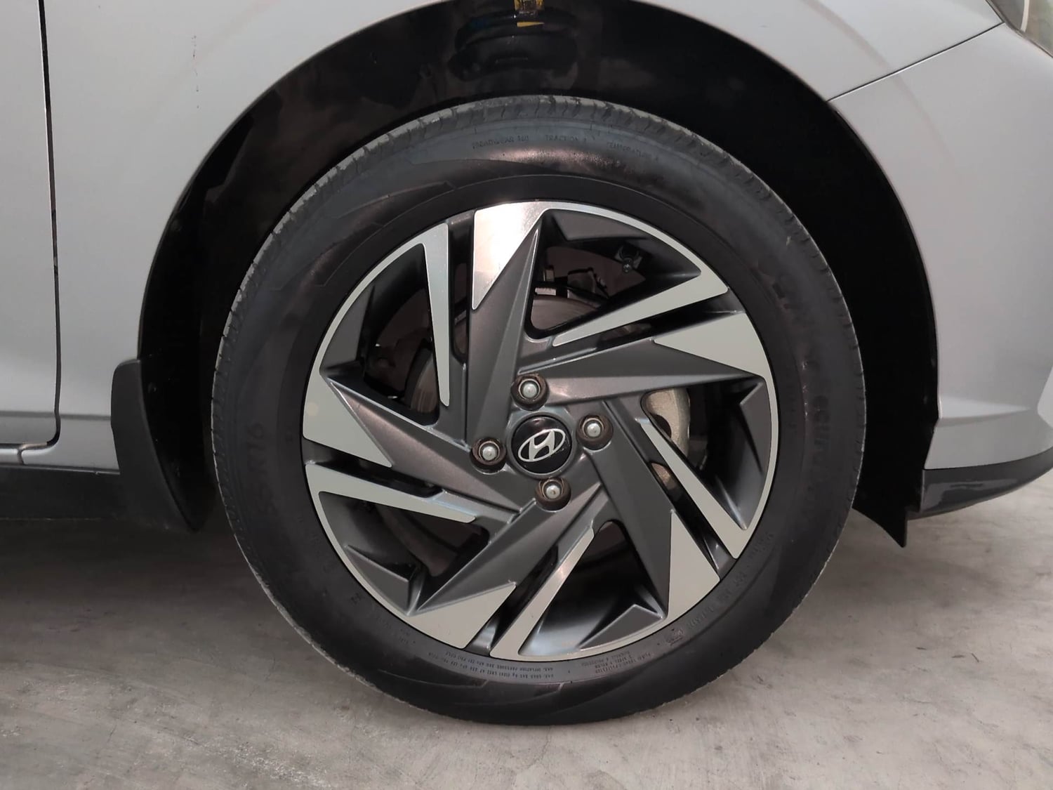 Used 2023 Hyundai i20 Asta (O) 1.2 IVT Petrol Automatic tyres RIGHT FRONT TYRE RIM VIEW