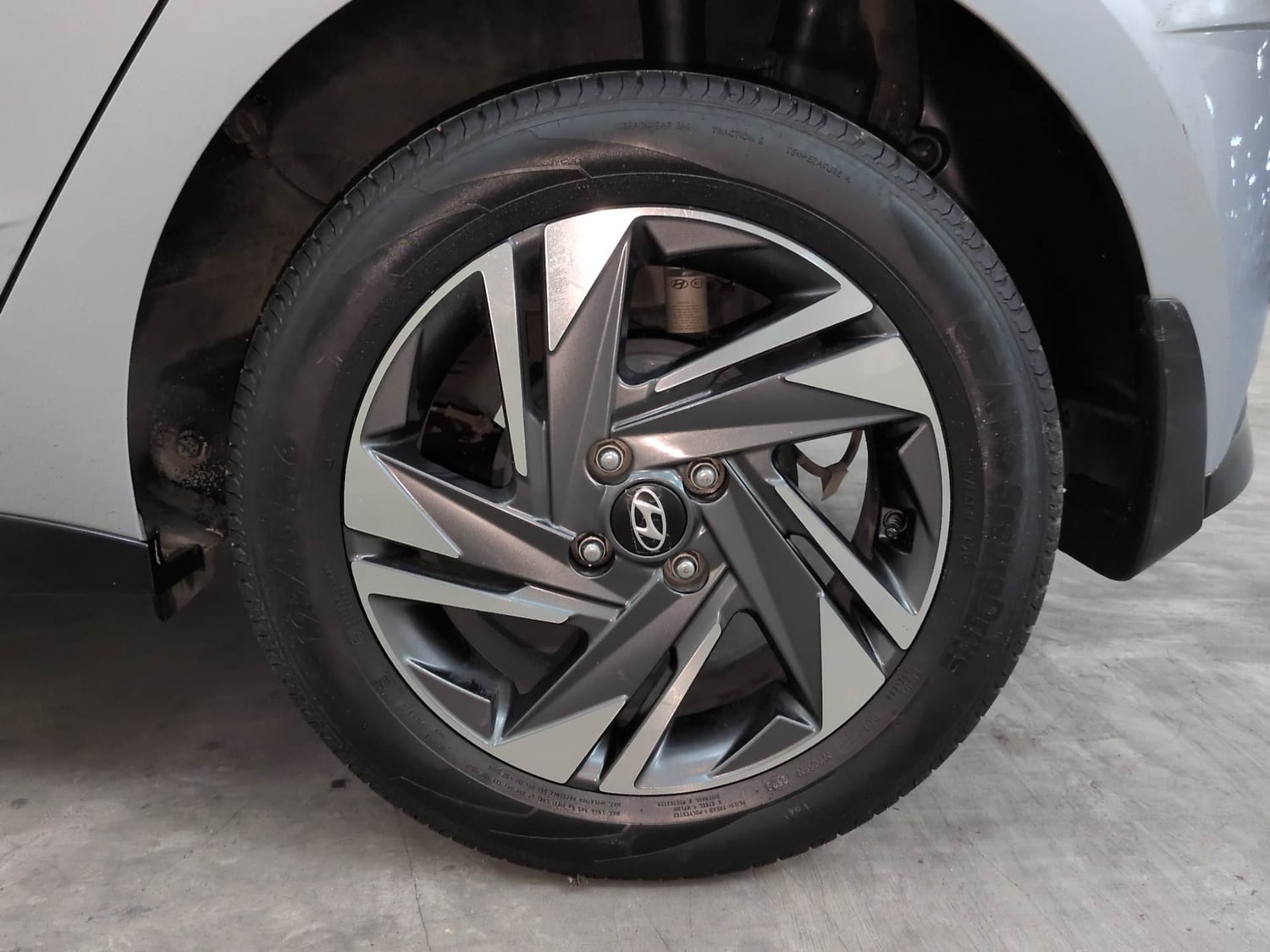 Used 2023 Hyundai i20 Asta (O) 1.2 IVT Petrol Automatic tyres LEFT REAR TYRE RIM VIEW