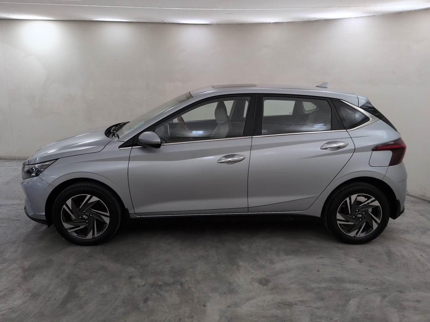 Used 2023 Hyundai i20 Asta (O) 1.2 IVT Petrol Automatic exterior LEFT SIDE VIEW