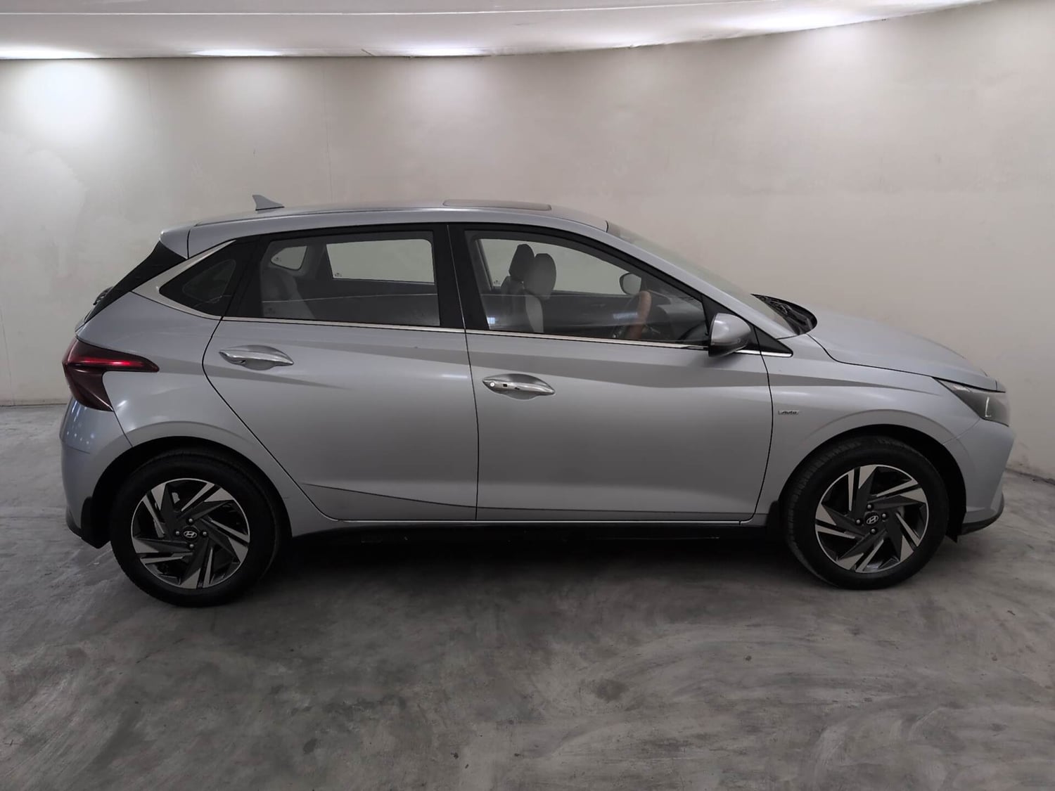Used 2023 Hyundai i20 Asta (O) 1.2 IVT Petrol Automatic exterior RIGHT SIDE VIEW