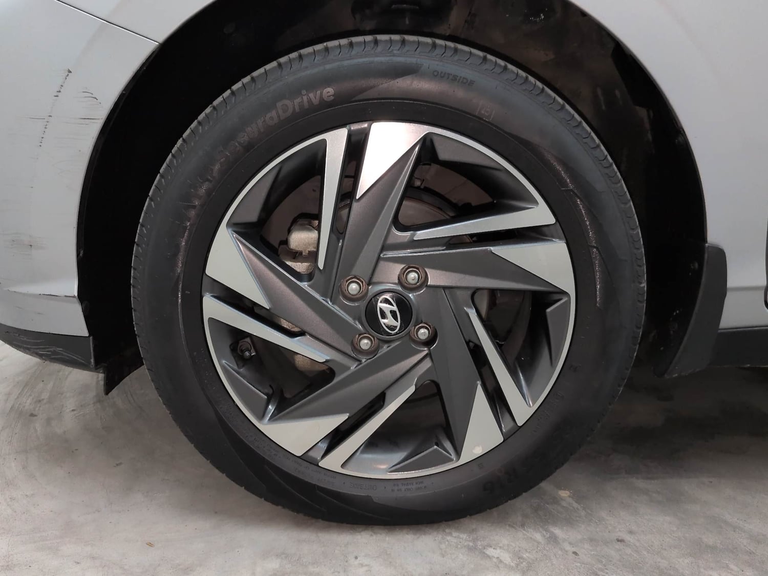 Used 2023 Hyundai i20 Asta (O) 1.2 IVT Petrol Automatic tyres LEFT FRONT TYRE RIM VIEW