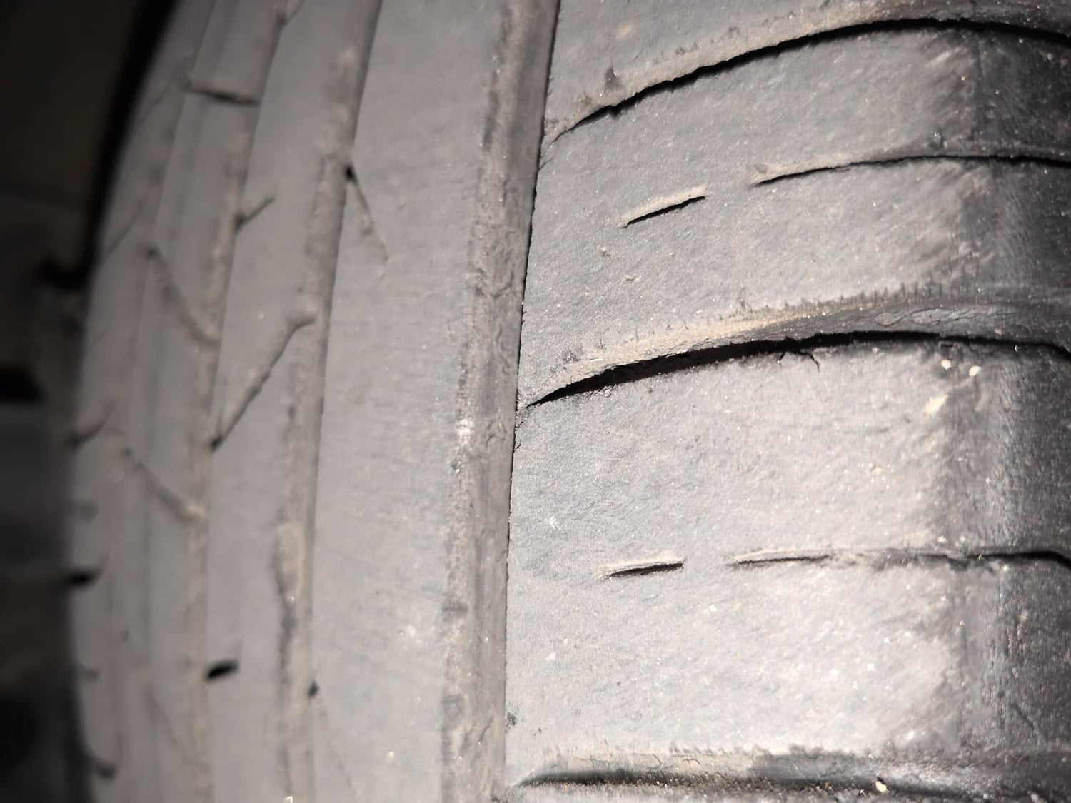Used 2023 Hyundai i20 Asta (O) 1.2 IVT Petrol Automatic tyres LEFT FRONT TYRE TREAD VIEW