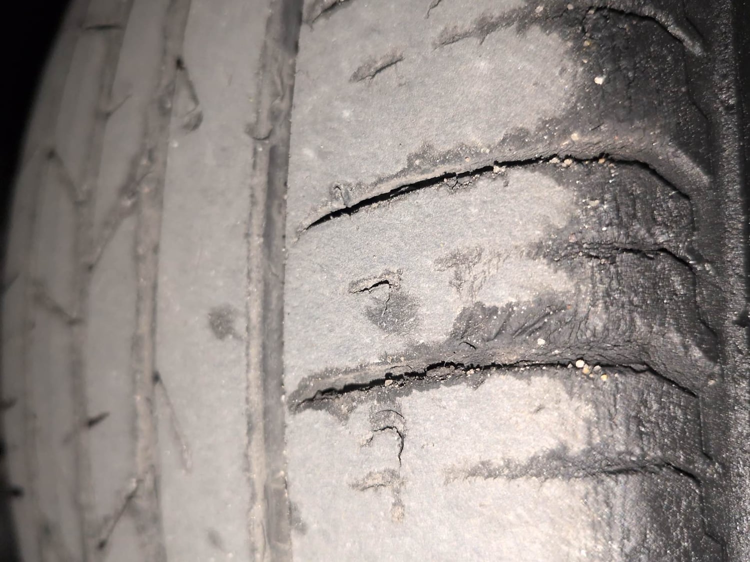 Used 2023 Hyundai i20 Asta (O) 1.2 IVT Petrol Automatic tyres RIGHT FRONT TYRE TREAD VIEW