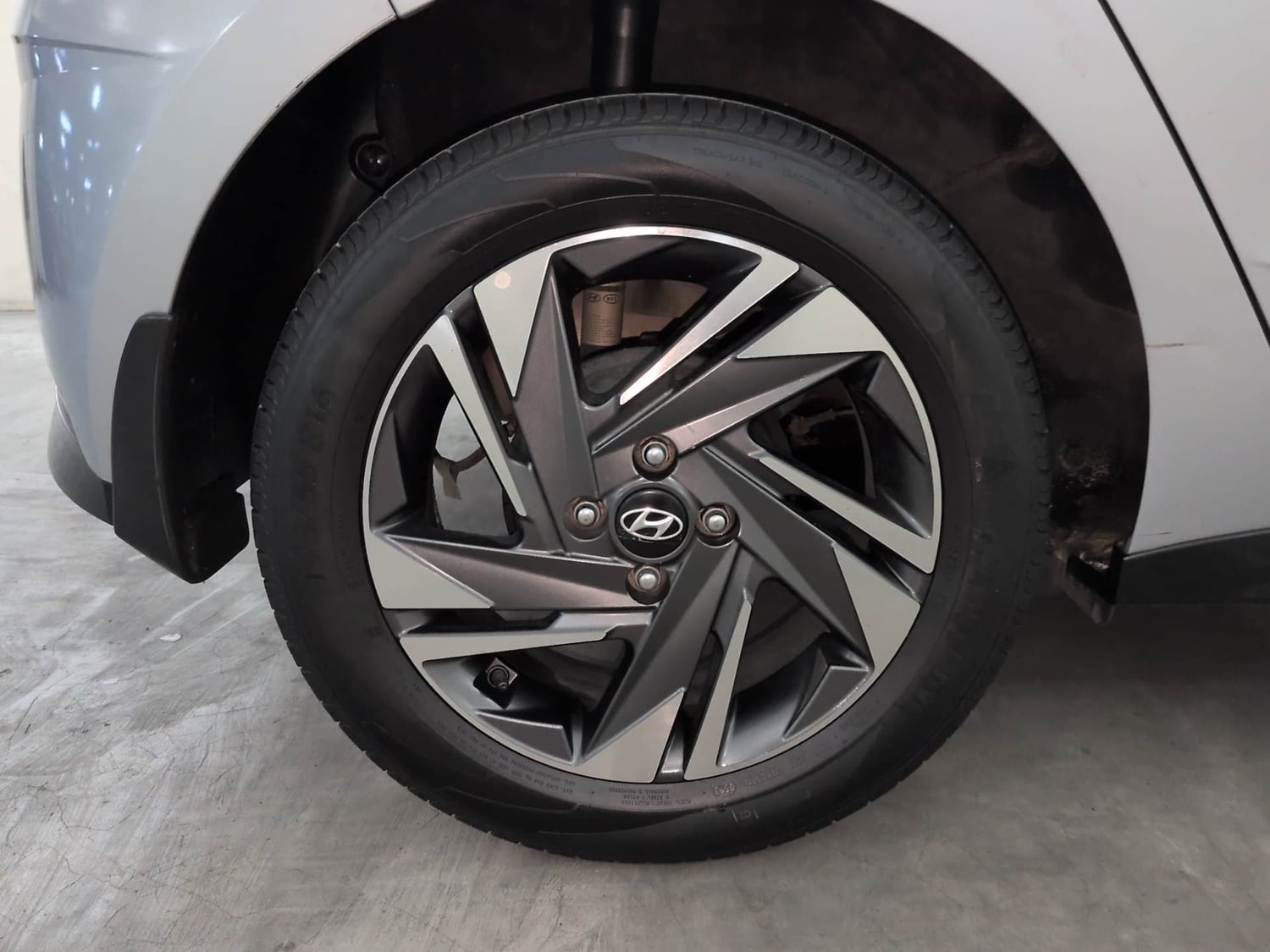 Used 2023 Hyundai i20 Asta (O) 1.2 IVT Petrol Automatic tyres RIGHT REAR TYRE RIM VIEW