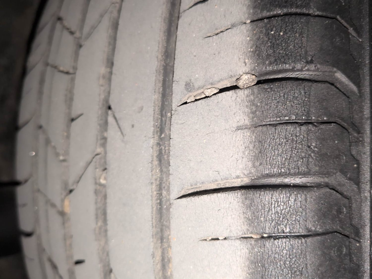 Used 2023 Hyundai i20 Asta (O) 1.2 IVT Petrol Automatic tyres RIGHT REAR TYRE TREAD VIEW