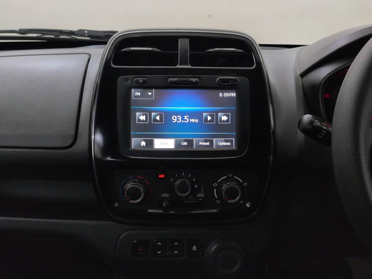 Used 2016 Renault Kwid RXT Petrol Manual interior MUSIC SYSTEM & AC CONTROL VIEW