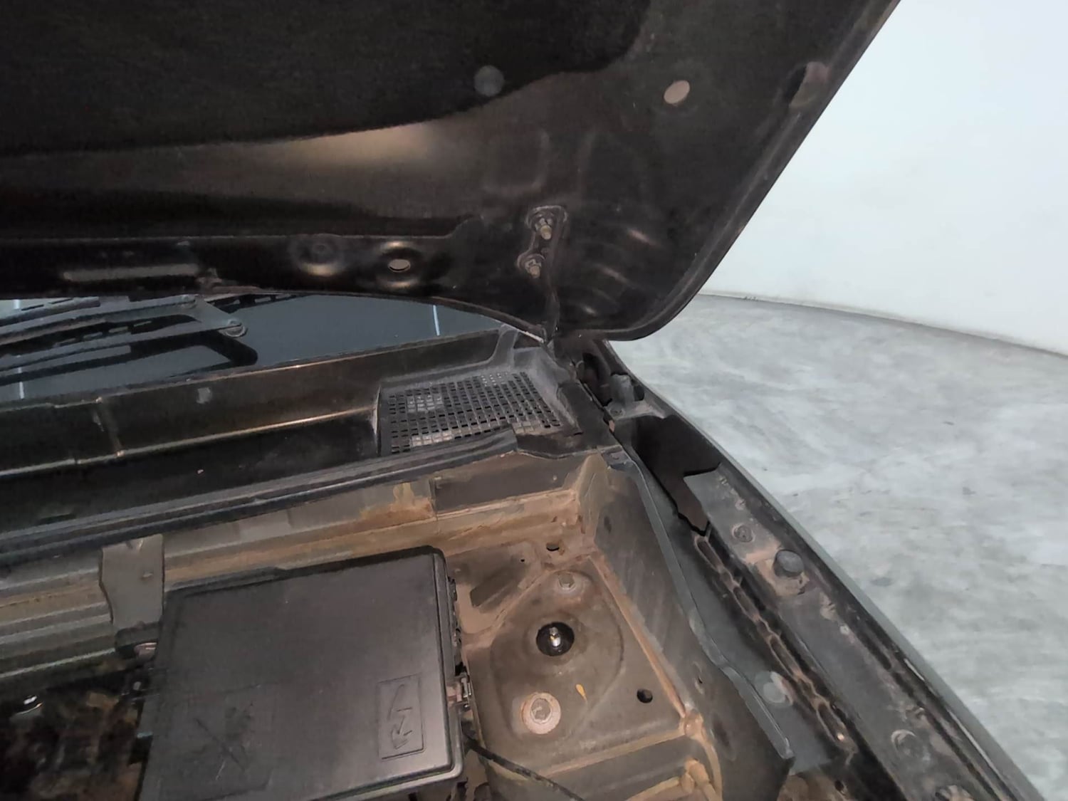 Used 2016 Renault Kwid RXT Petrol Manual engine ENGINE LEFT SIDE HINGE & APRON VIEW