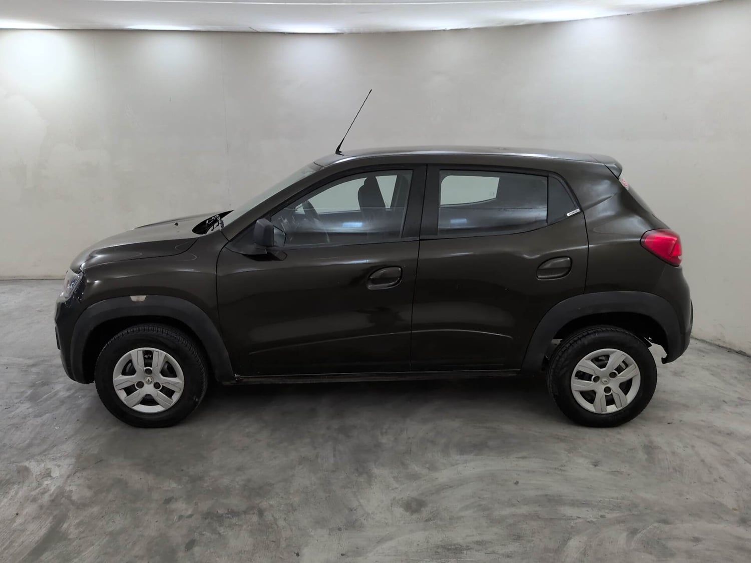 Used 2016 Renault Kwid RXT Petrol Manual exterior LEFT SIDE VIEW