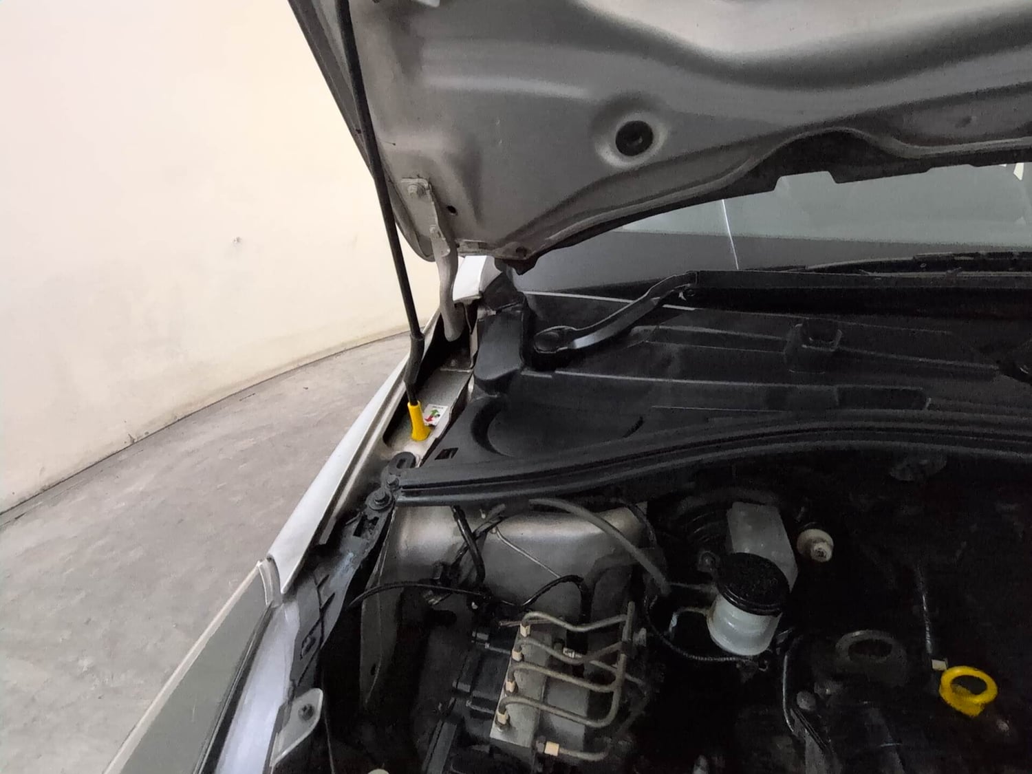 Used 2021 Tata Tiago XZA Plus Petrol Automatic engine ENGINE RIGHT SIDE HINGE & APRON VIEW
