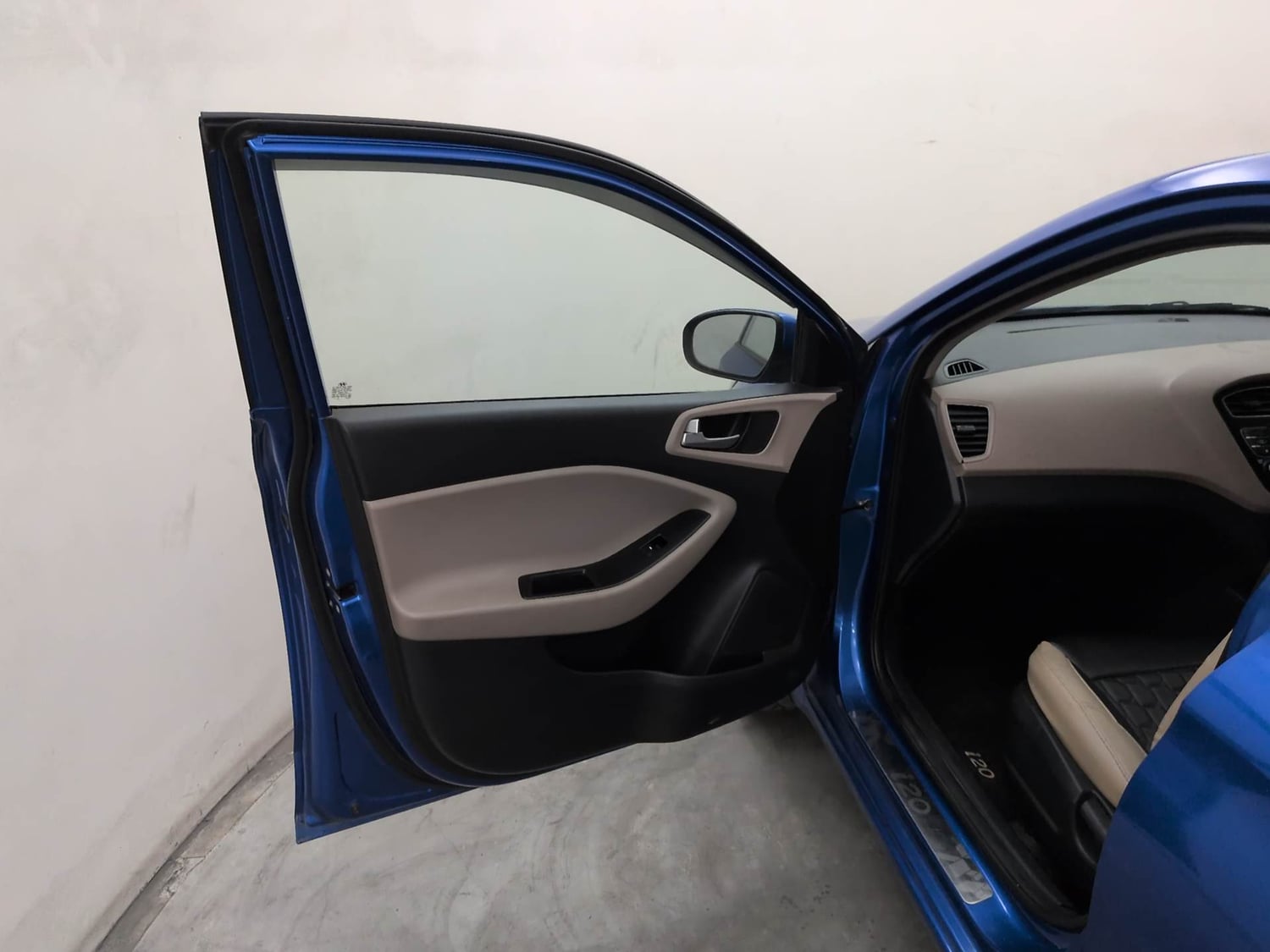 Used 2019 Hyundai Elite i20 Sportz Plus 1.2 Petrol Manual interior LEFT FRONT DOOR OPEN VIEW