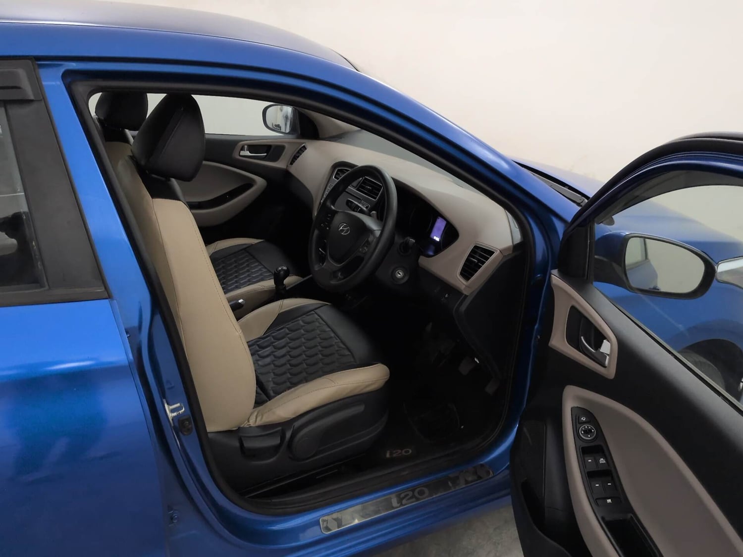 Used 2019 Hyundai Elite i20 Sportz Plus 1.2 Petrol Manual interior RIGHT SIDE FRONT DOOR CABIN VIEW