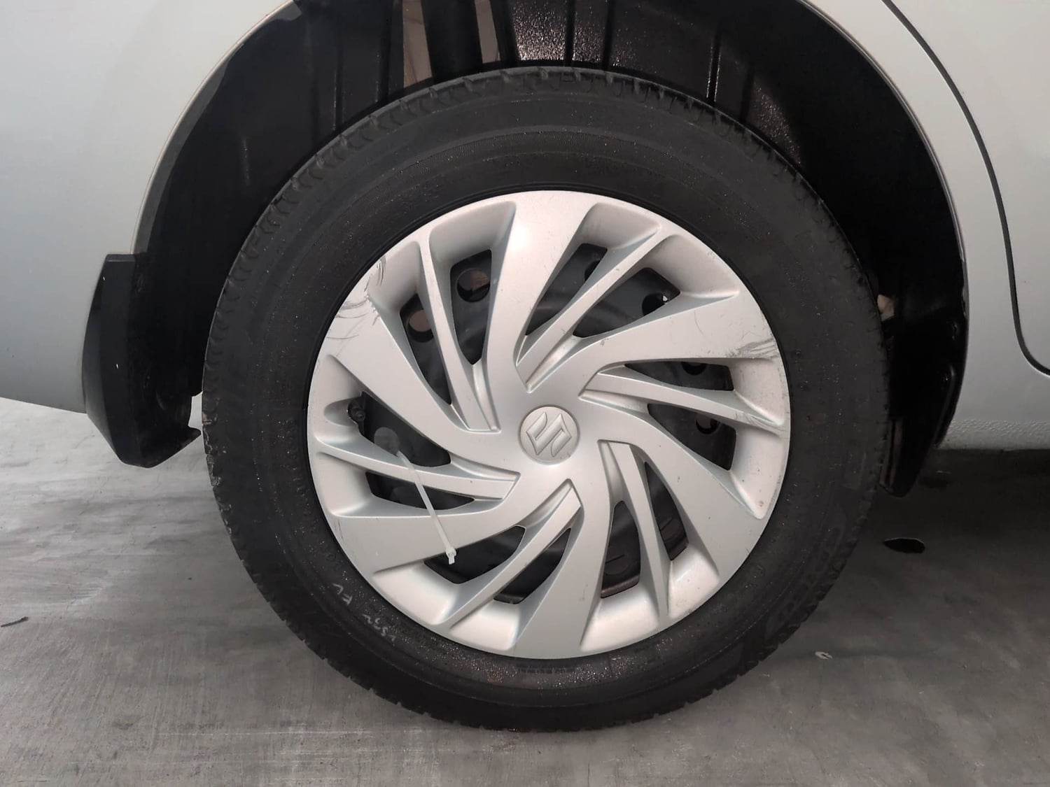 Used 2023 Maruti Suzuki Ertiga VXi AT Petrol Automatic tyres RIGHT REAR TYRE RIM VIEW