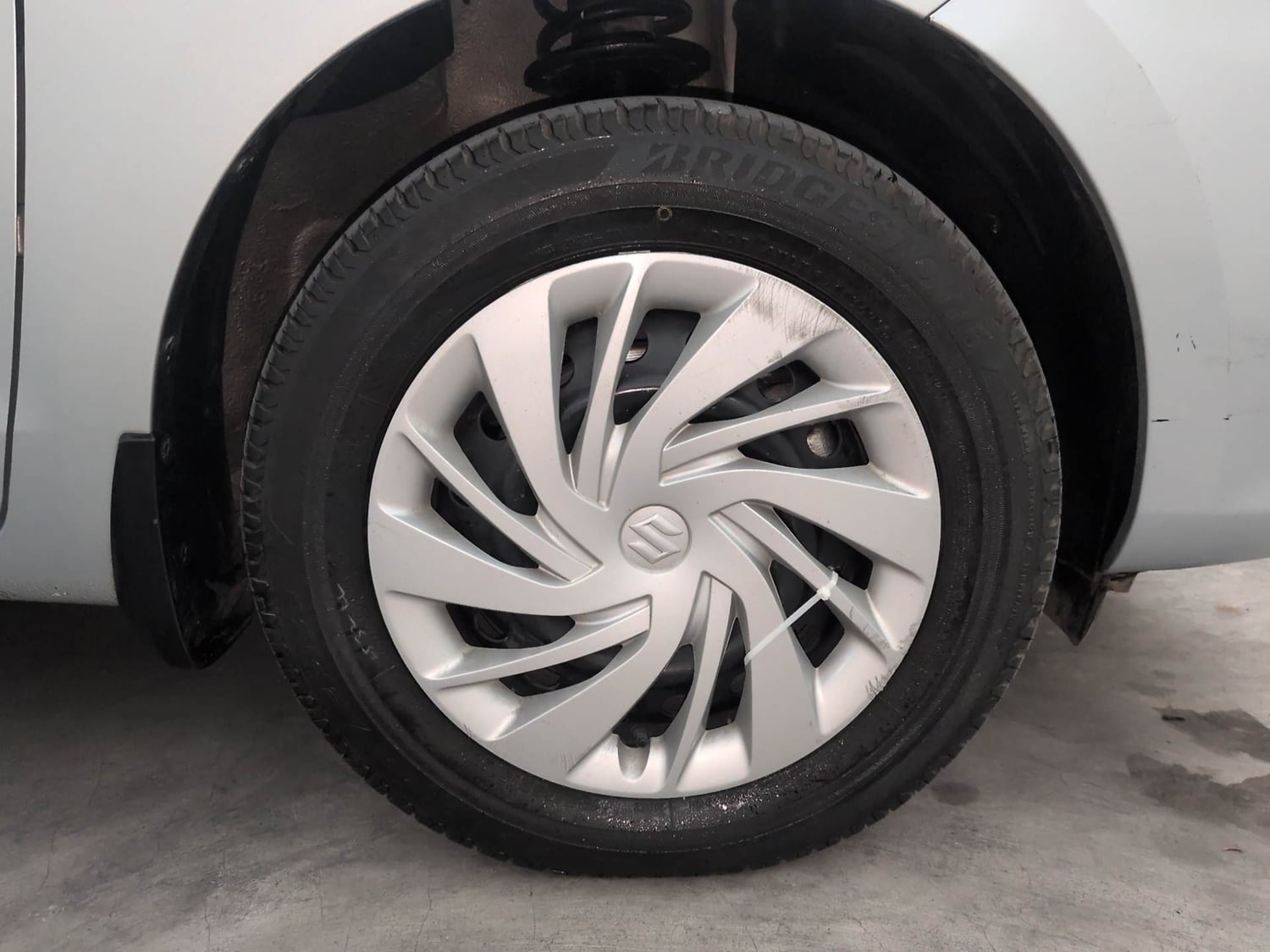Used 2023 Maruti Suzuki Ertiga VXi AT Petrol Automatic tyres RIGHT FRONT TYRE RIM VIEW