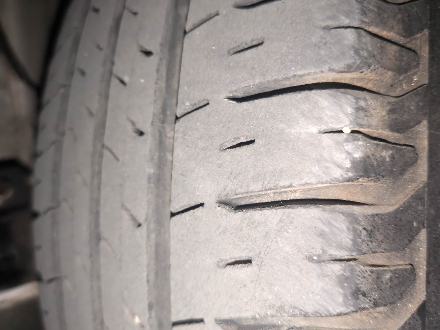 Used 2023 Maruti Suzuki Ertiga VXi AT Petrol Automatic tyres RIGHT FRONT TYRE TREAD VIEW
