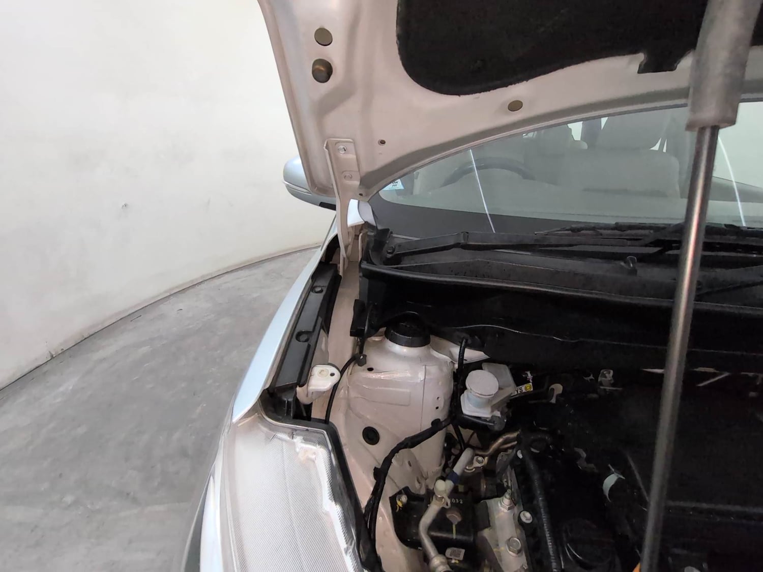 Used 2023 Maruti Suzuki Ertiga VXi AT Petrol Automatic engine ENGINE RIGHT SIDE HINGE & APRON VIEW