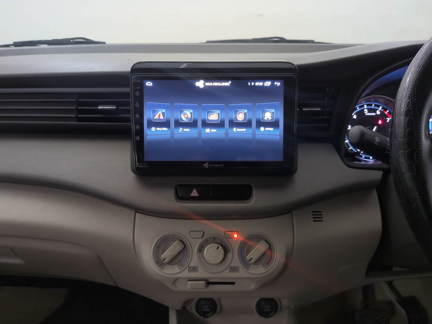 Used 2023 Maruti Suzuki Ertiga VXi AT Petrol Automatic interior MUSIC SYSTEM & AC CONTROL VIEW