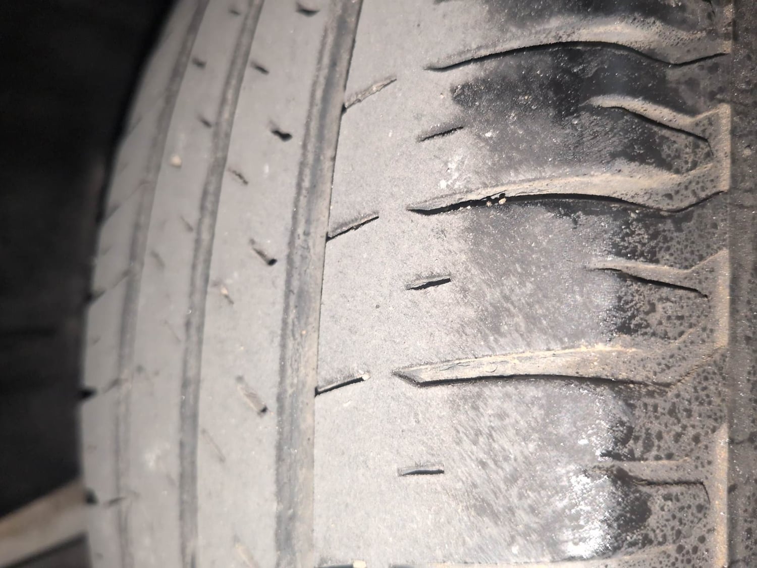 Used 2023 Maruti Suzuki Ertiga VXi AT Petrol Automatic tyres RIGHT REAR TYRE TREAD VIEW