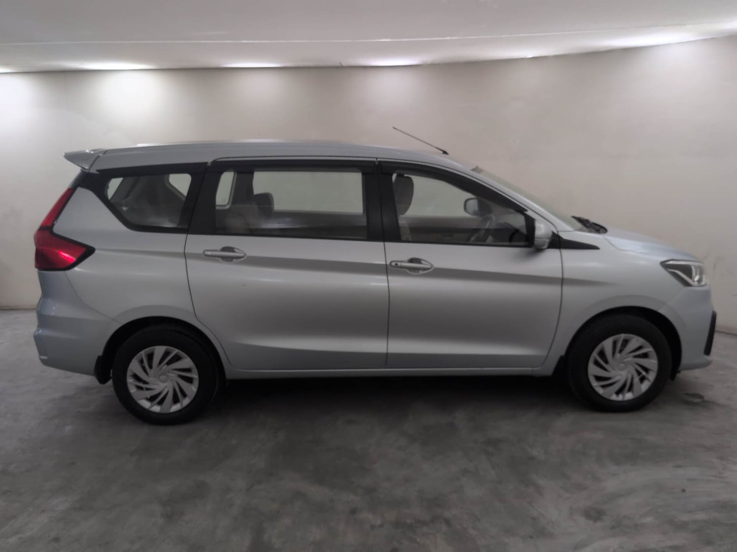 Used 2023 Maruti Suzuki Ertiga VXi AT Petrol Automatic exterior RIGHT SIDE VIEW