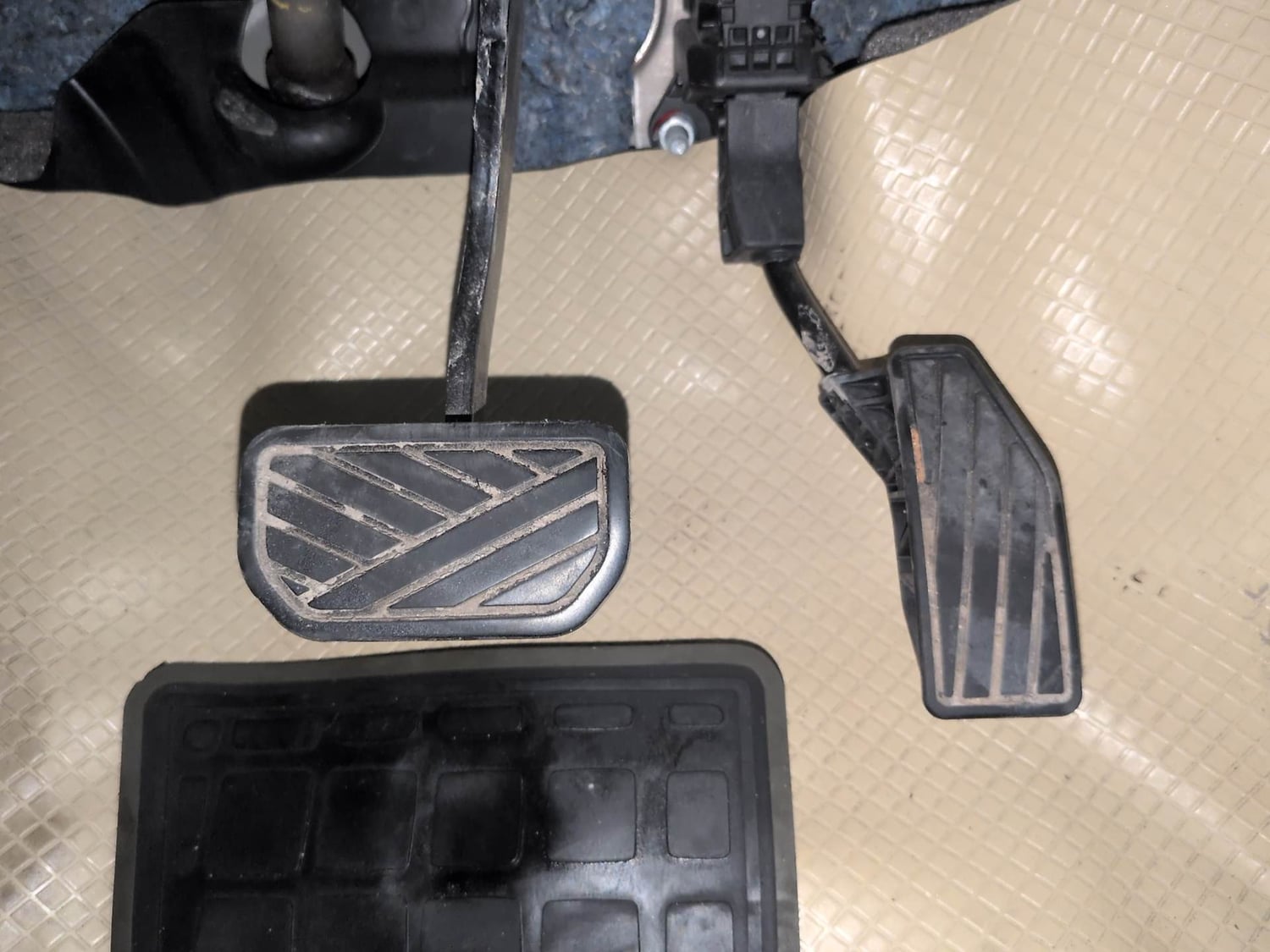 Used 2023 Maruti Suzuki Ertiga VXi AT Petrol Automatic interior PEDALS VIEW
