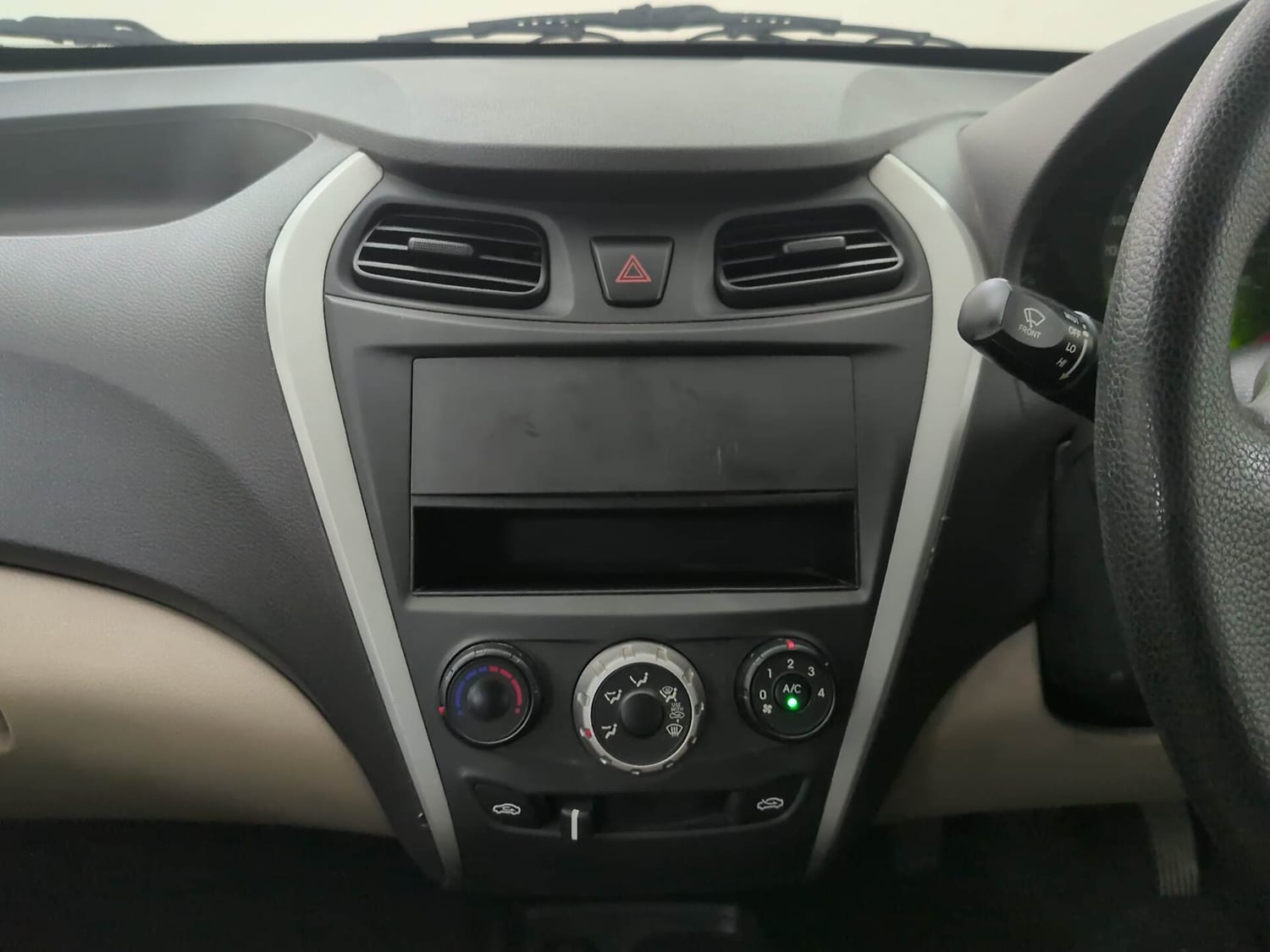 Used 2018 Hyundai Eon Era + Petrol Manual interior MUSIC SYSTEM & AC CONTROL VIEW