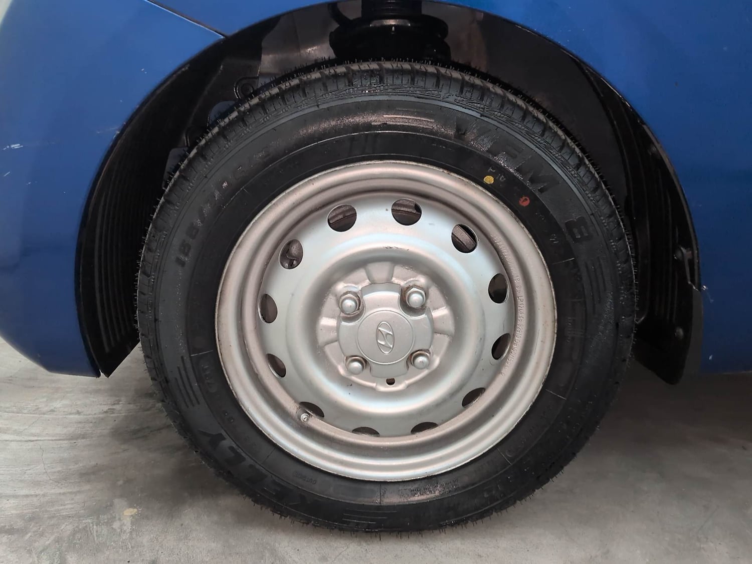 Used 2018 Hyundai Eon Era + Petrol Manual tyres LEFT FRONT TYRE RIM VIEW