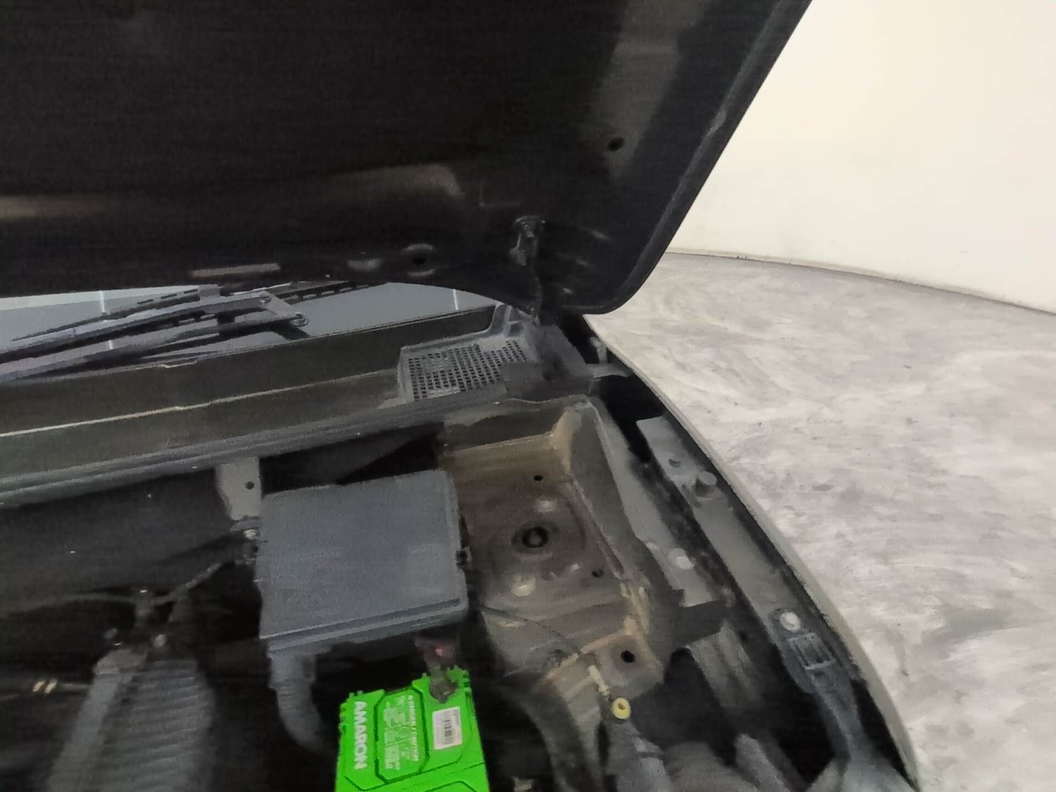 Used 2016 Renault Kwid RXT Opt Petrol Manual engine ENGINE LEFT SIDE HINGE & APRON VIEW