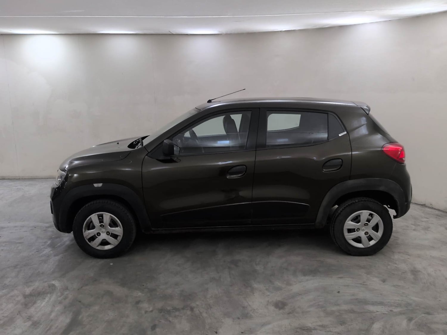 Used 2016 Renault Kwid RXT Opt Petrol Manual exterior LEFT SIDE VIEW