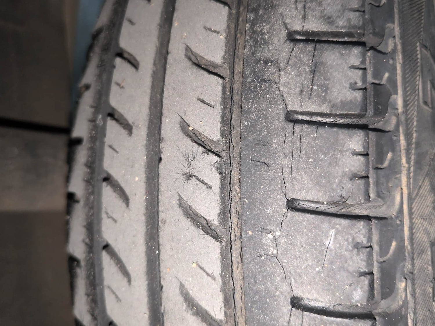 Used 2016 Renault Kwid RXT Opt Petrol Manual tyres LEFT REAR TYRE TREAD VIEW