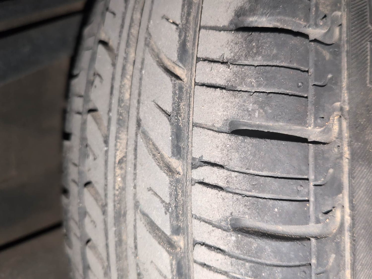 Used 2016 Renault Kwid RXT Opt Petrol Manual tyres RIGHT REAR TYRE TREAD VIEW