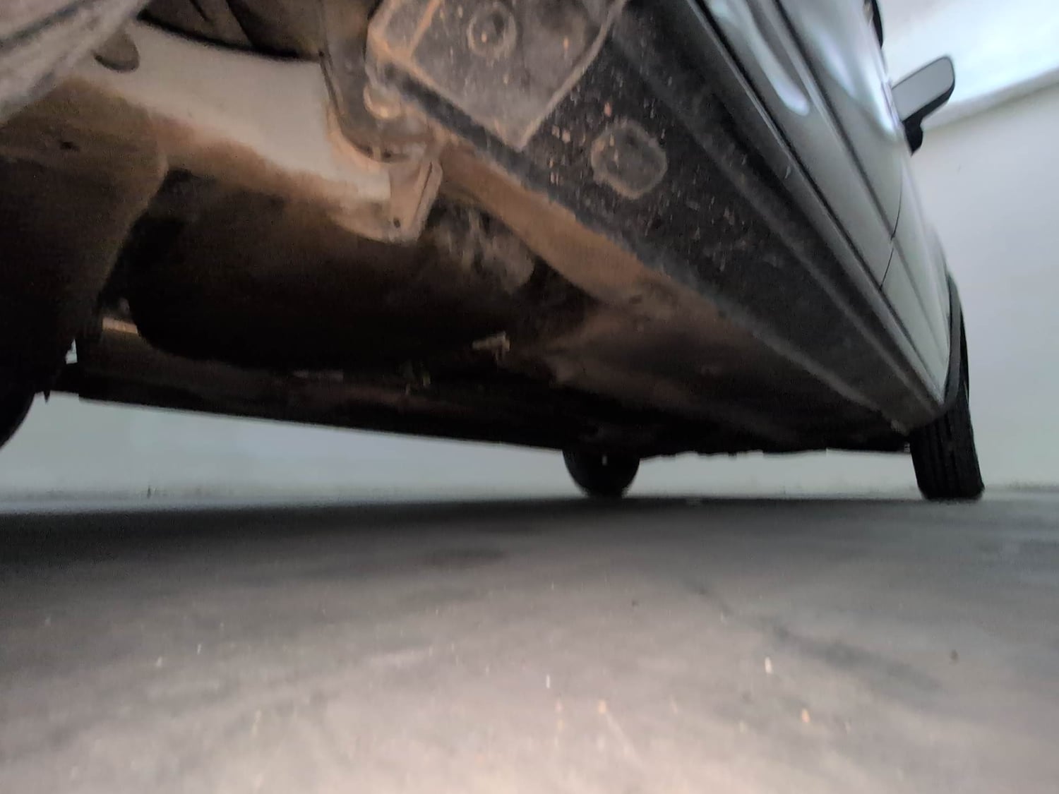 Used 2016 Renault Kwid RXT Opt Petrol Manual extra REAR RIGHT UNDERBODY VIEW