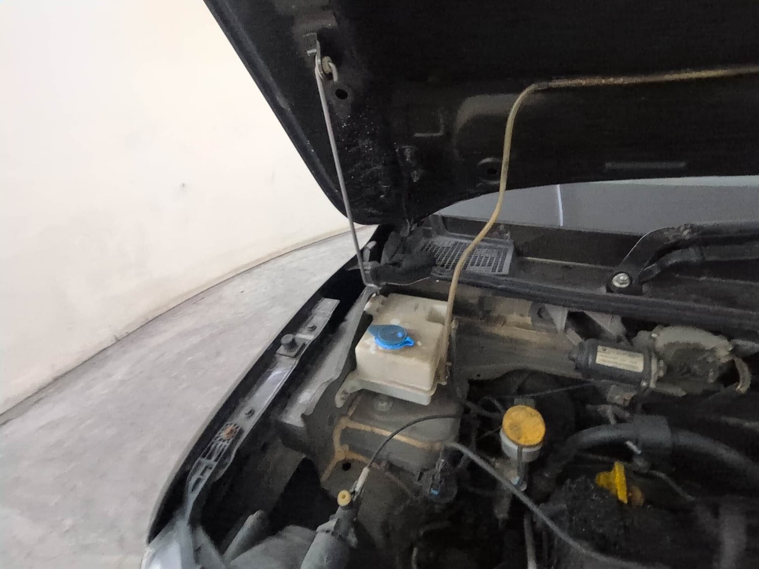 Used 2016 Renault Kwid RXT Opt Petrol Manual engine ENGINE RIGHT SIDE HINGE & APRON VIEW