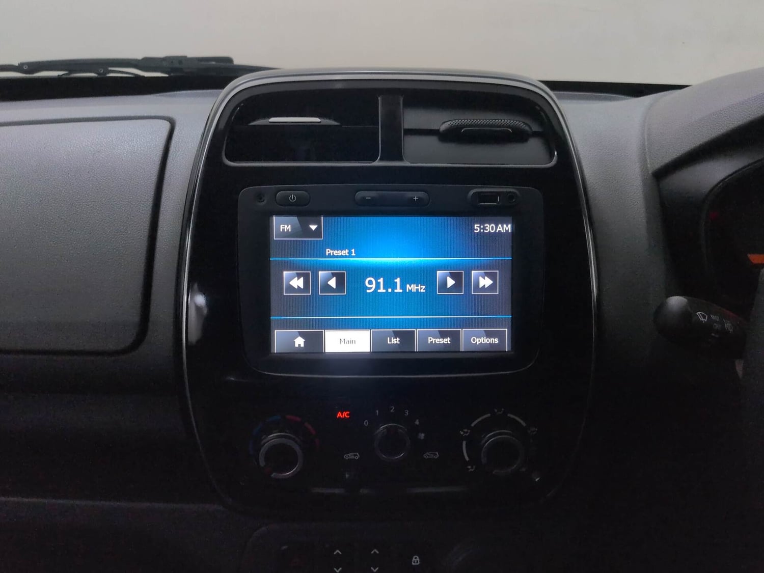Used 2016 Renault Kwid RXT Opt Petrol Manual interior MUSIC SYSTEM & AC CONTROL VIEW