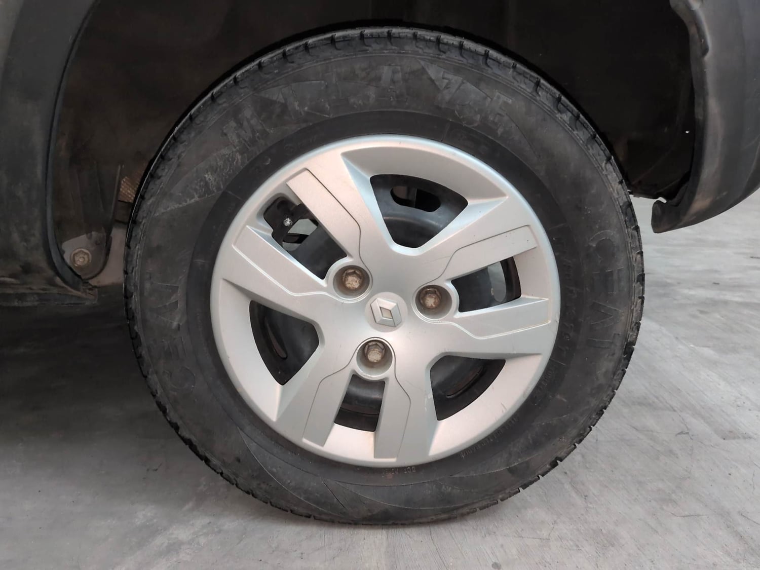 Used 2016 Renault Kwid RXT Opt Petrol Manual tyres LEFT REAR TYRE RIM VIEW