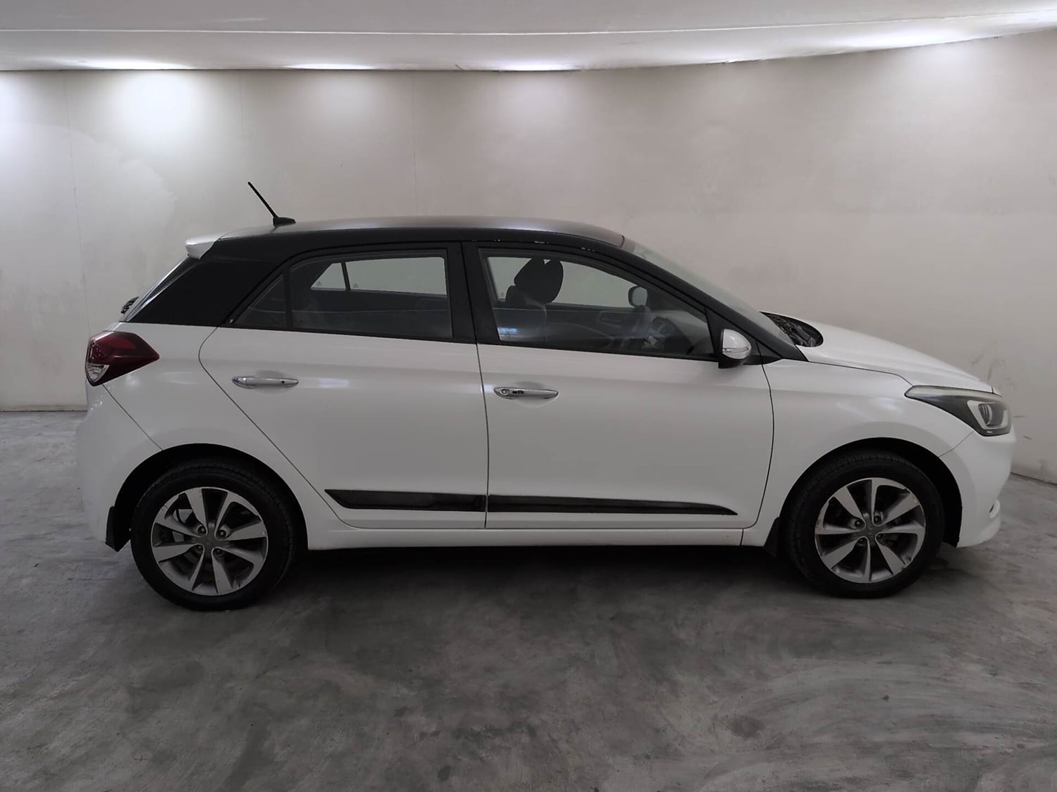 Used 2016 Hyundai Elite i20 Asta 1.2 (O) Petrol Manual exterior RIGHT SIDE VIEW