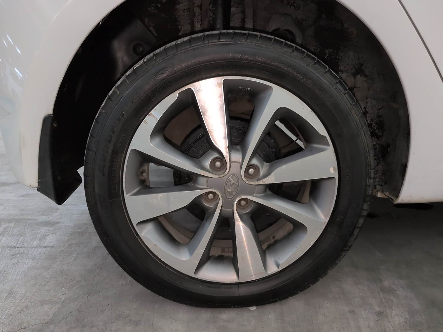 Used 2016 Hyundai Elite i20 Asta 1.2 (O) Petrol Manual tyres RIGHT REAR TYRE RIM VIEW