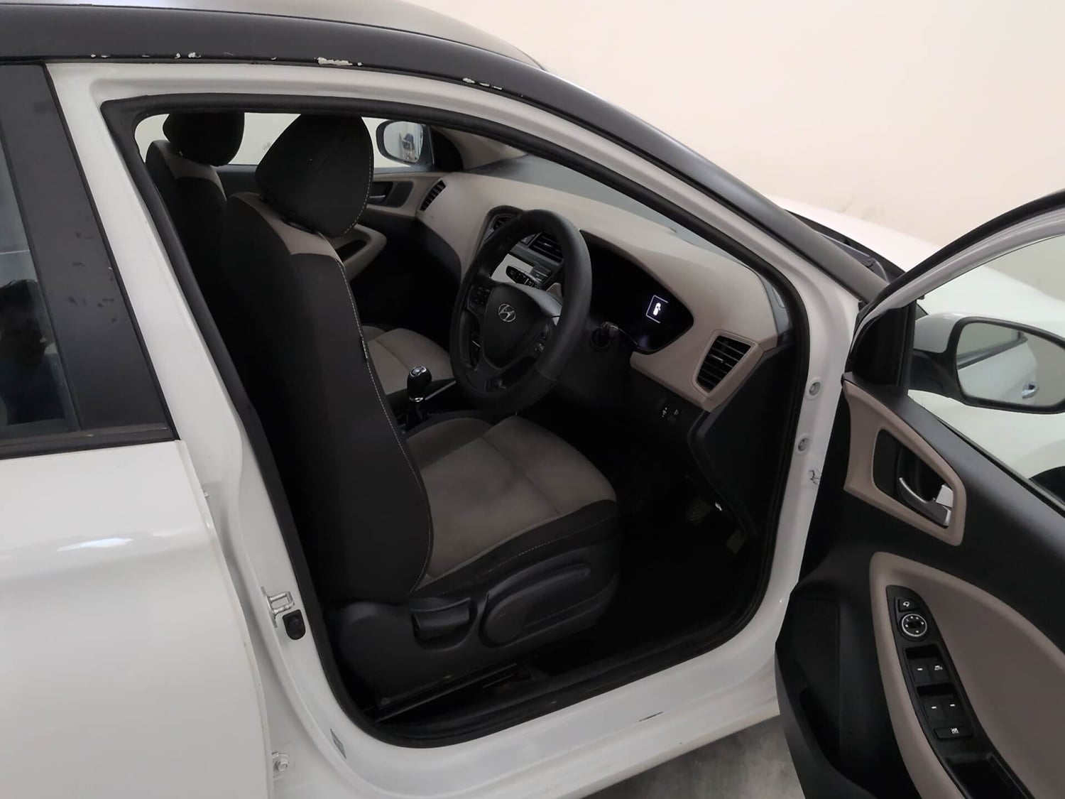 Used 2016 Hyundai Elite i20 Asta 1.2 (O) Petrol Manual interior RIGHT SIDE FRONT DOOR CABIN VIEW
