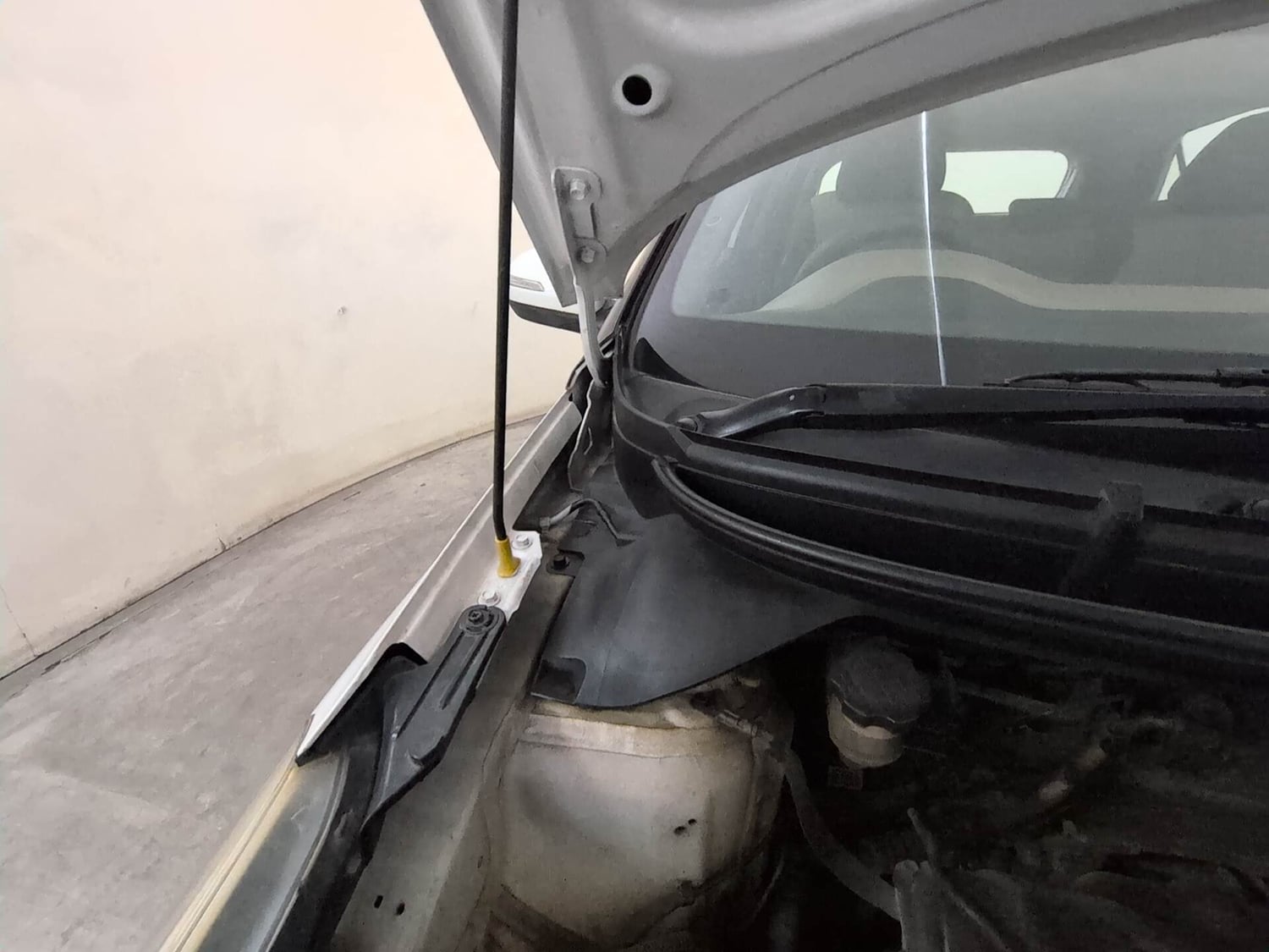 Used 2016 Hyundai Elite i20 Asta 1.2 (O) Petrol Manual engine ENGINE RIGHT SIDE HINGE & APRON VIEW