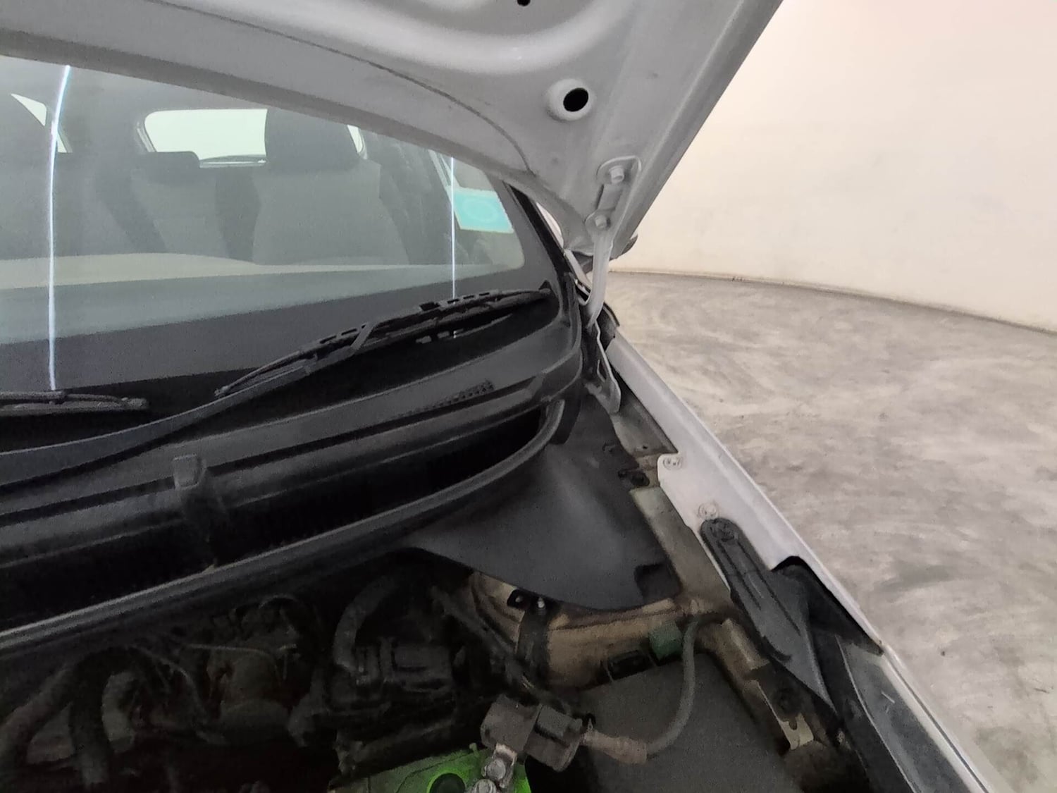 Used 2016 Hyundai Elite i20 Asta 1.2 (O) Petrol Manual engine ENGINE LEFT SIDE HINGE & APRON VIEW