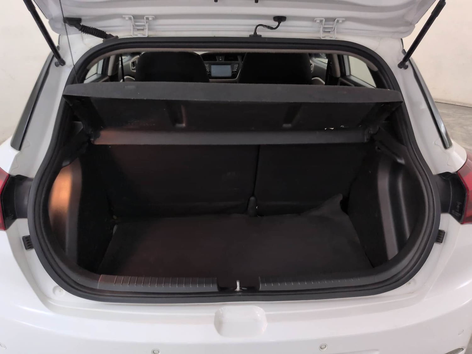Used 2016 Hyundai Elite i20 Asta 1.2 (O) Petrol Manual interior DICKY INSIDE VIEW