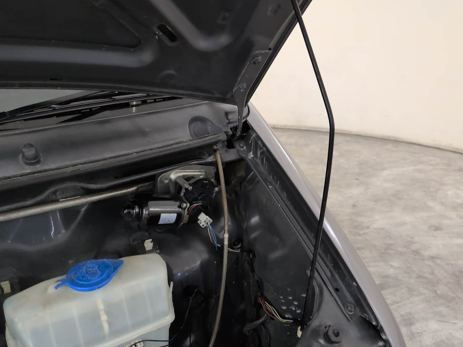 Used 2019 Maruti Suzuki Eeco 5 STR WITH A/C+HTR Petrol Manual engine ENGINE LEFT SIDE HINGE & APRON VIEW