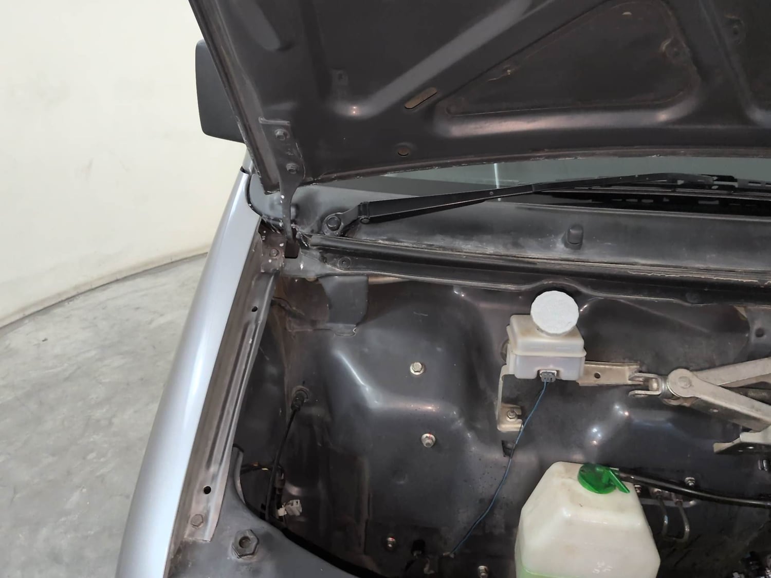 Used 2019 Maruti Suzuki Eeco 5 STR WITH A/C+HTR Petrol Manual engine ENGINE RIGHT SIDE HINGE & APRON VIEW