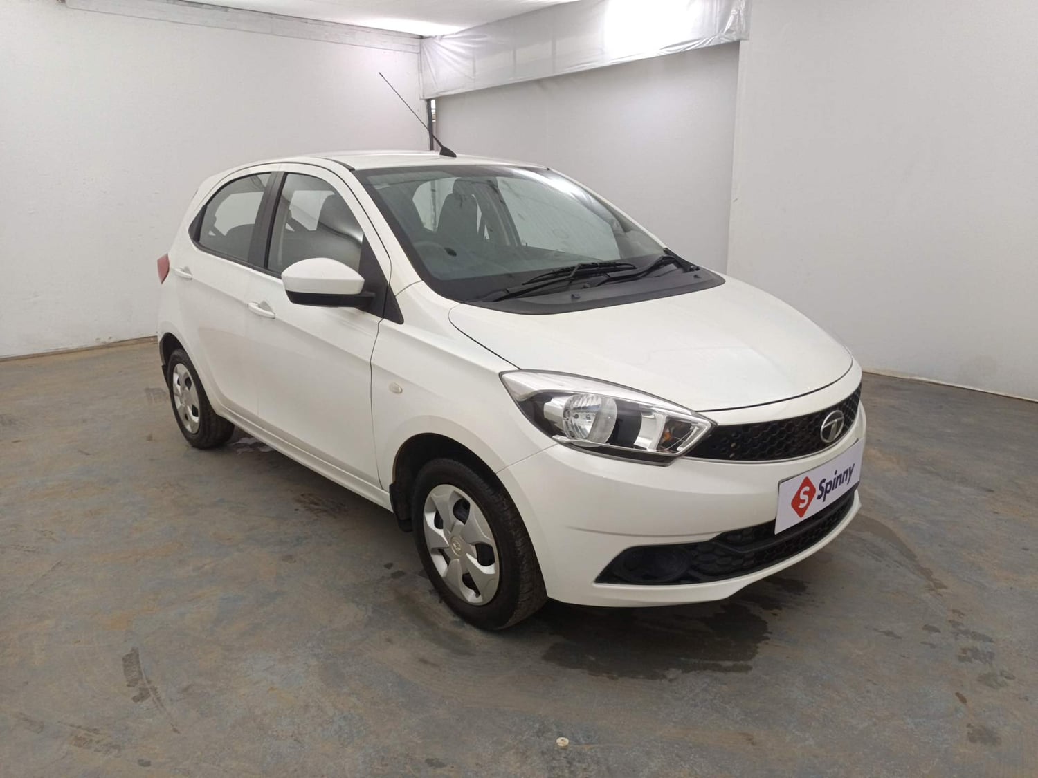 Used 2016 Tata Tiago Revotron XT Petrol Manual exterior RIGHT FRONT CORNER VIEW