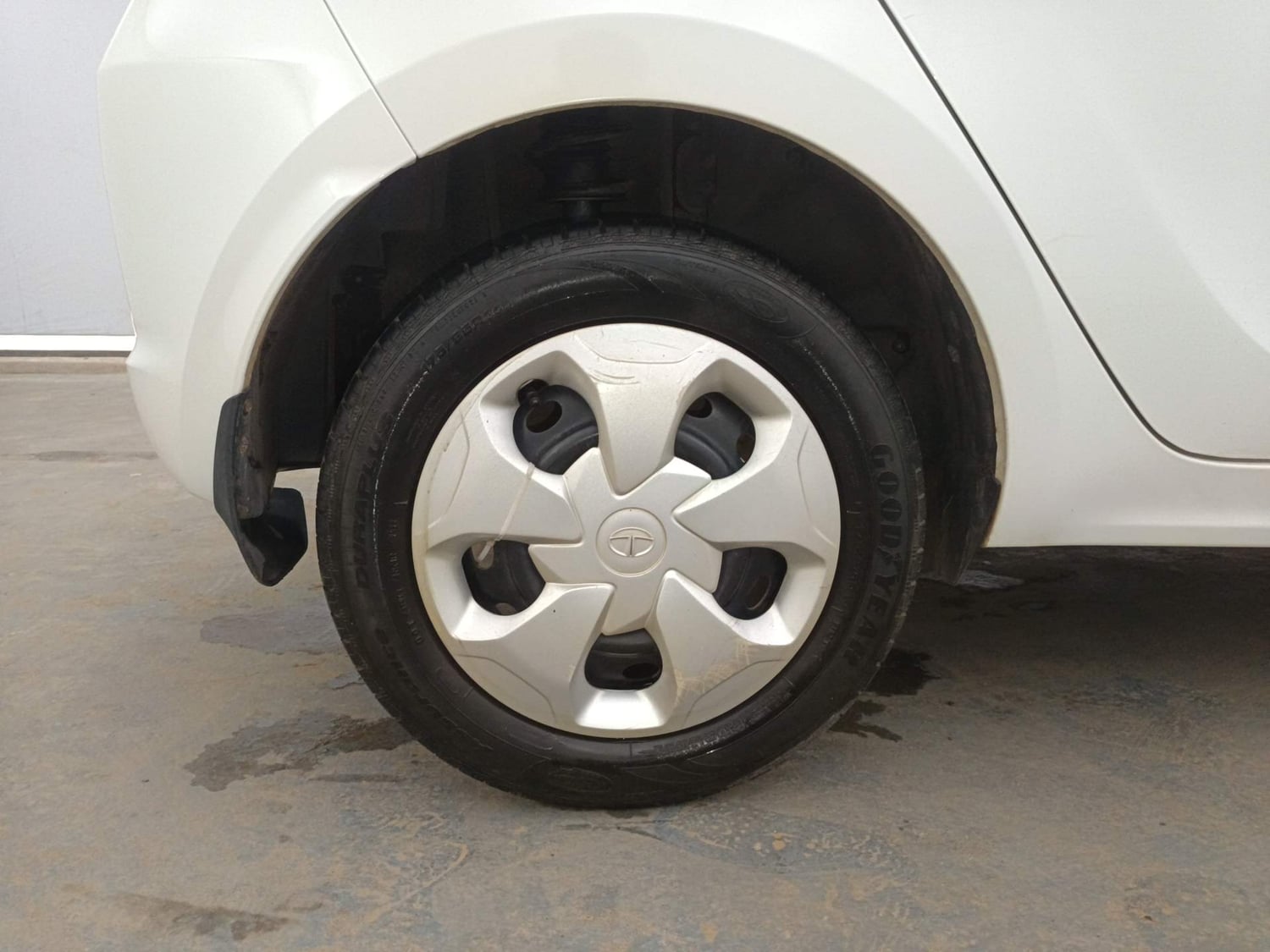 Used 2016 Tata Tiago Revotron XT Petrol Manual tyres RIGHT REAR TYRE RIM VIEW