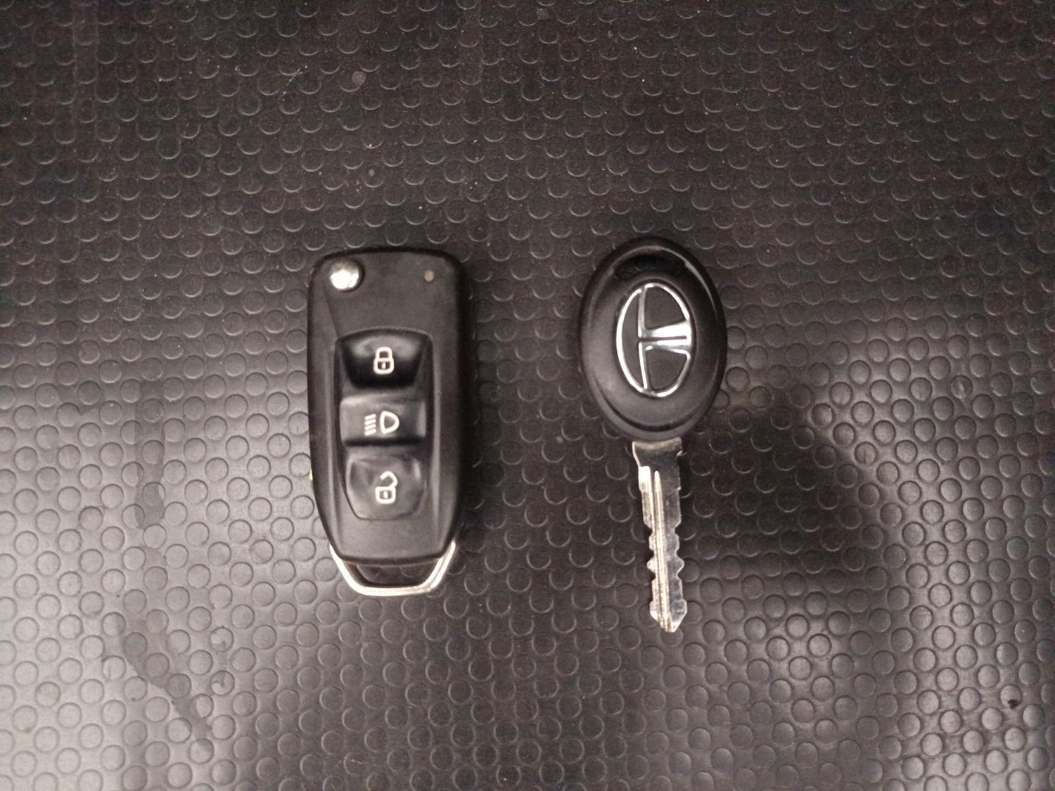 Used 2016 Tata Tiago Revotron XT Petrol Manual extra CAR KEY VIEW