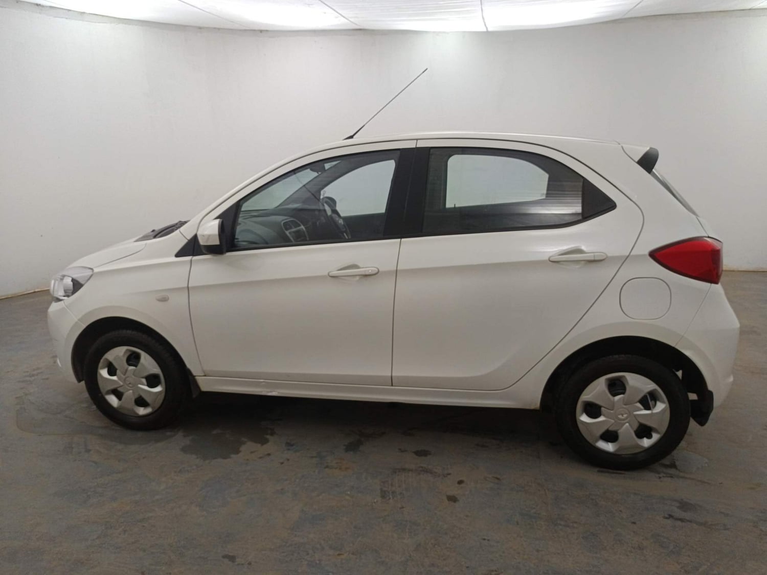 Used 2016 Tata Tiago Revotron XT Petrol Manual exterior LEFT SIDE VIEW