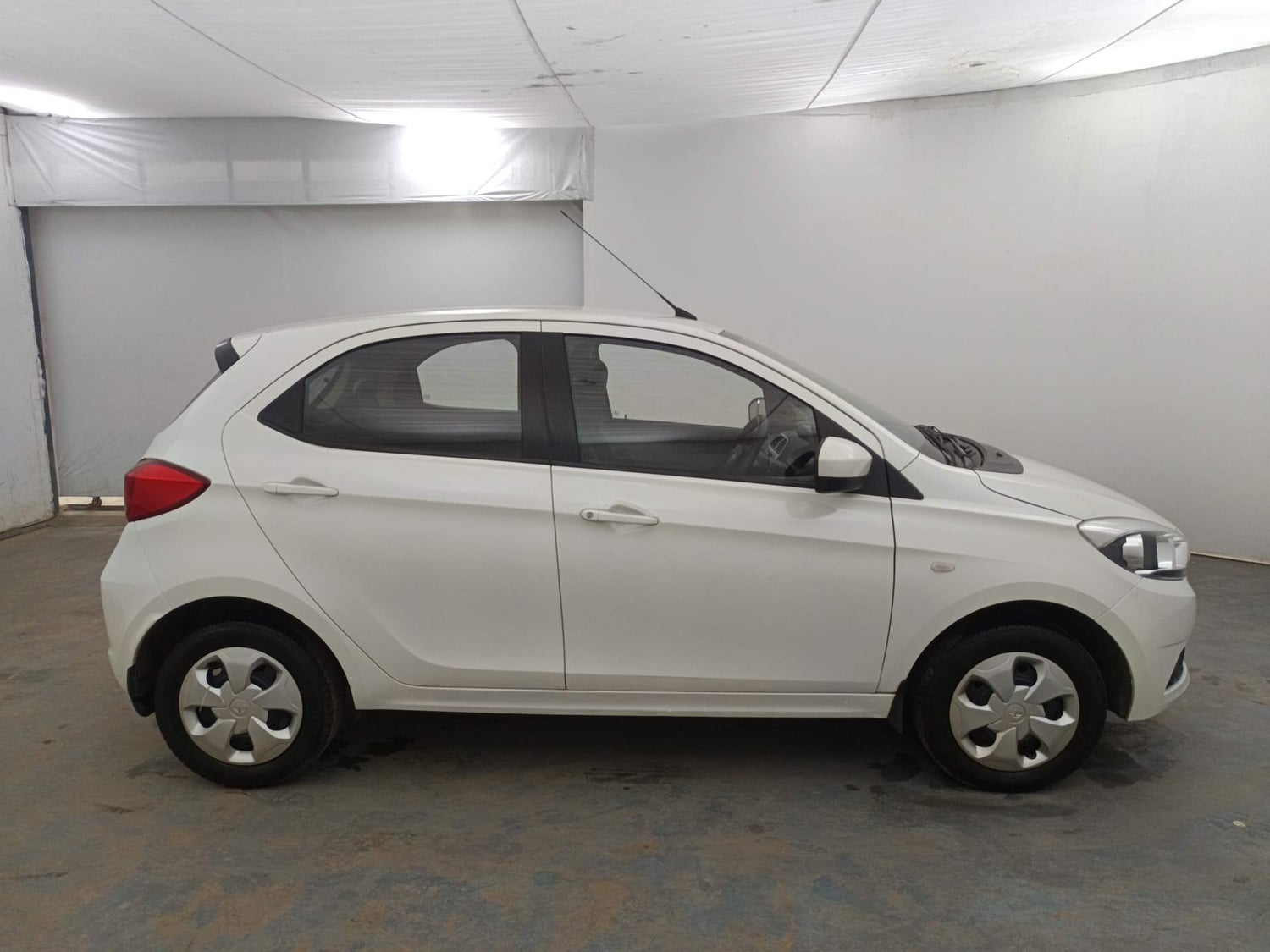 Used 2016 Tata Tiago Revotron XT Petrol Manual exterior RIGHT SIDE VIEW