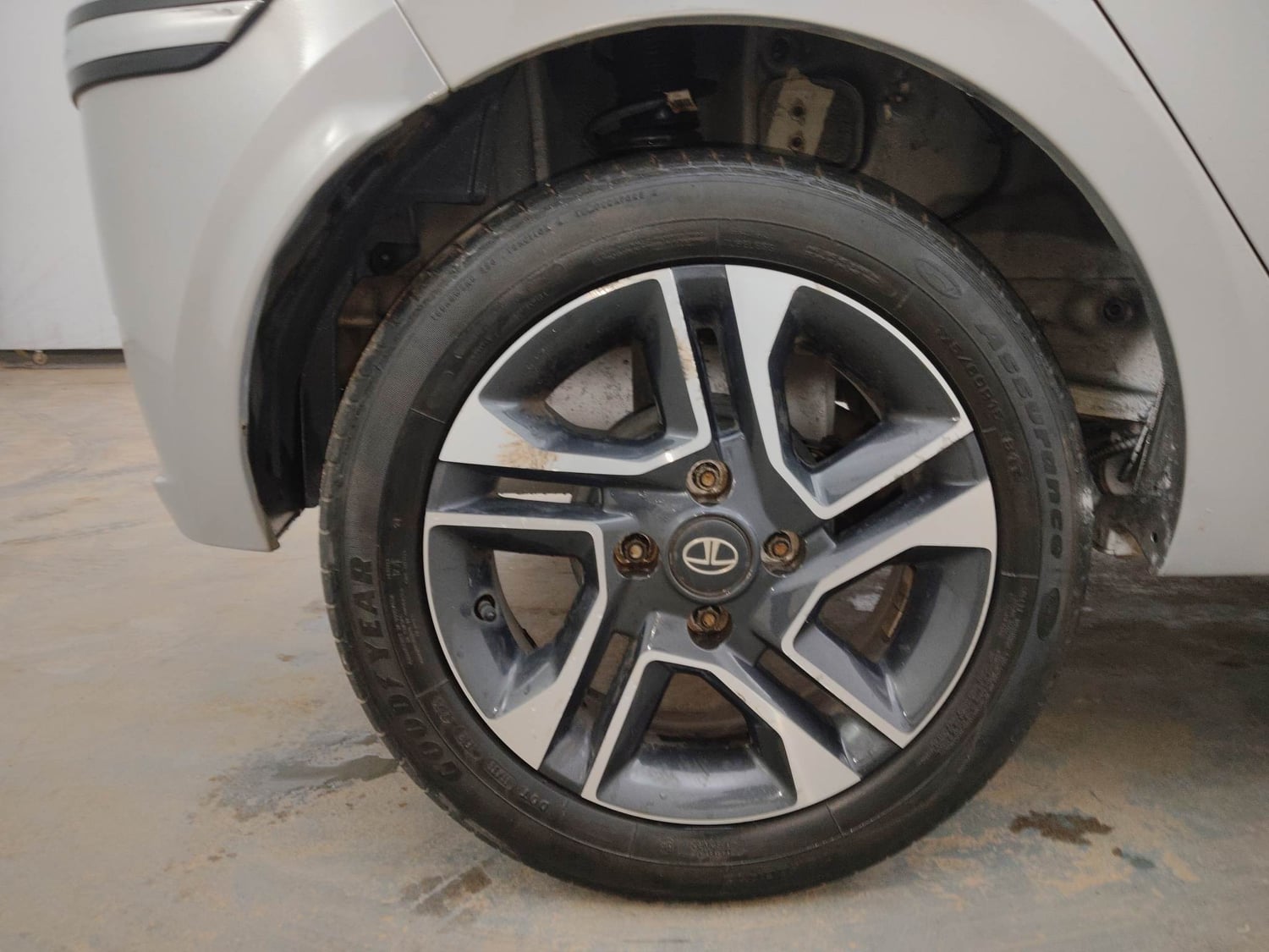 Used 2020 Tata Tiago XZA Plus Petrol Automatic tyres RIGHT REAR TYRE RIM VIEW