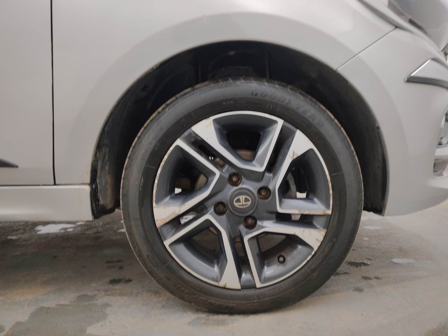 Used 2020 Tata Tiago XZA Plus Petrol Automatic tyres RIGHT FRONT TYRE RIM VIEW
